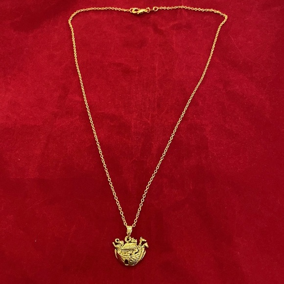 Noah’s Ark Necklace Bible Story Gold Tone - Picture 4 of 4